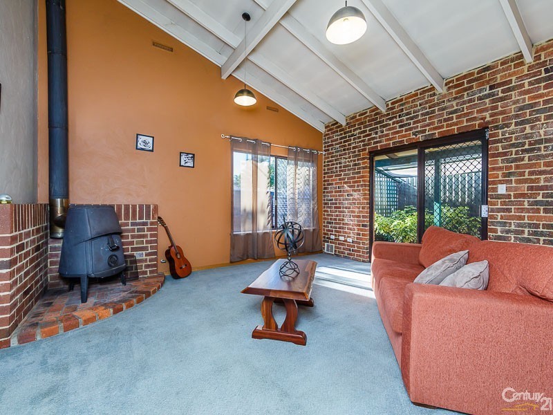 10 Oakfield Place, Kelmscott WA 6111