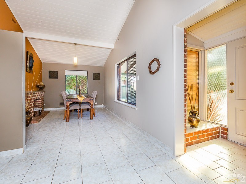 10 Oakfield Place, Kelmscott WA 6111