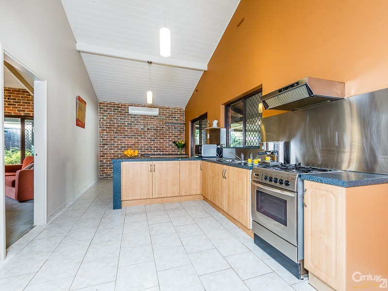 10 Oakfield Place, Kelmscott WA 6111