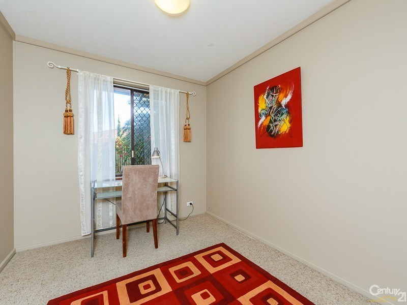 10 Oakfield Place, Kelmscott WA 6111