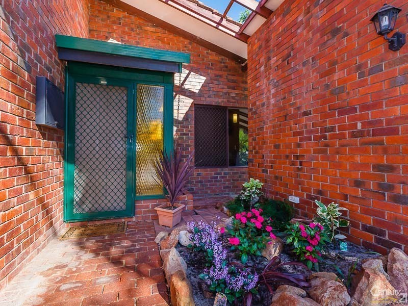 10 Oakfield Place, Kelmscott WA 6111