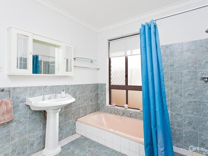 8 Selsdon Road, Camillo WA 6111