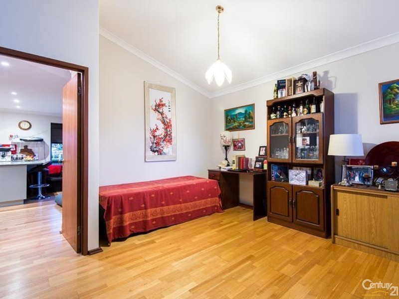 17 Crusader Drive, Thornlie WA 6108