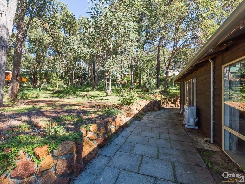 27 Hall Road, Roleystone WA 6111
