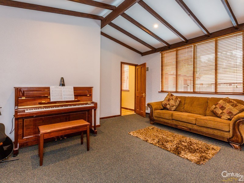 50 Raeburn Road, Roleystone WA 6111