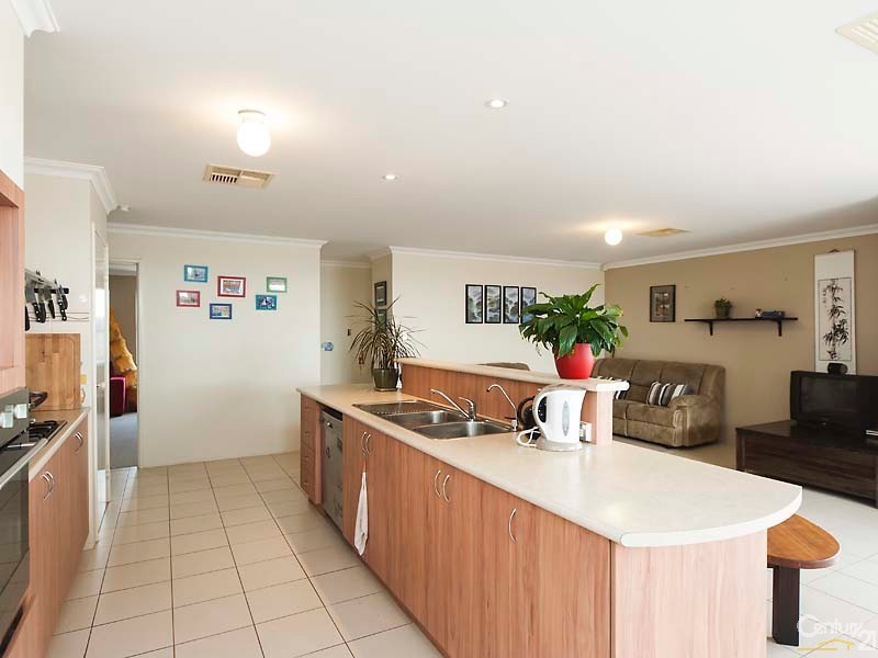 9 Alba Pass, Halls Head WA 6210