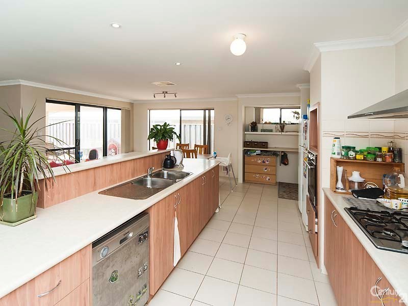 9 Alba Pass, Halls Head WA 6210