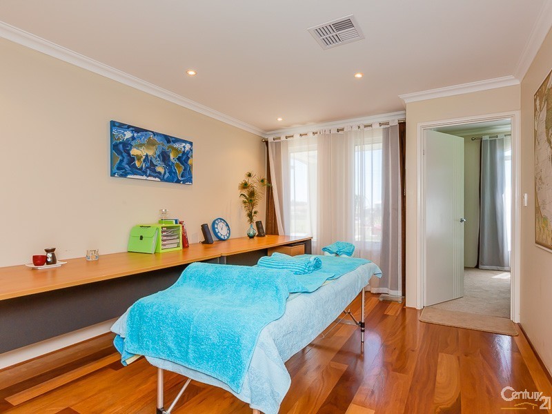 21 Hallstrom Way, Canning Vale WA 6155