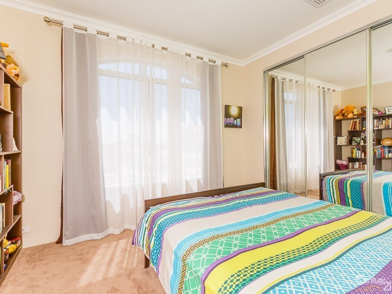 21 Hallstrom Way, Canning Vale WA 6155