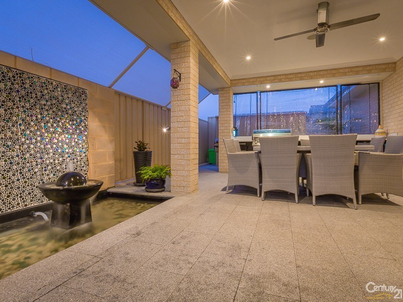 21 Hallstrom Way, Canning Vale WA 6155