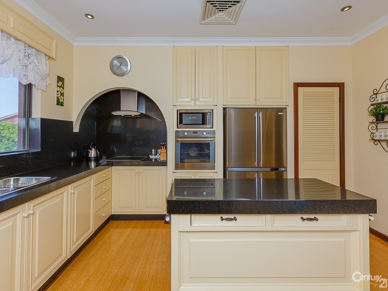 16 Opal Way, Mount Richon WA 6112