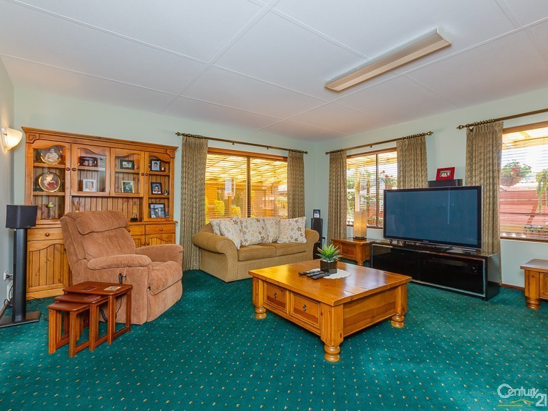 16 Opal Way, Mount Richon WA 6112