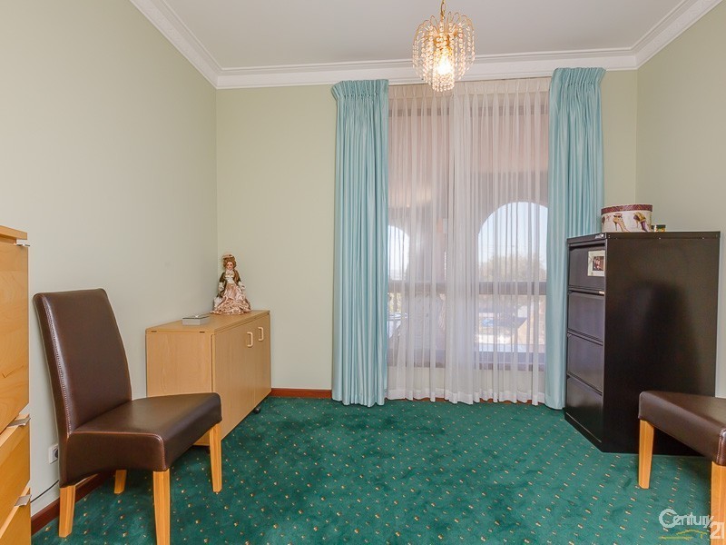 16 Opal Way, Mount Richon WA 6112