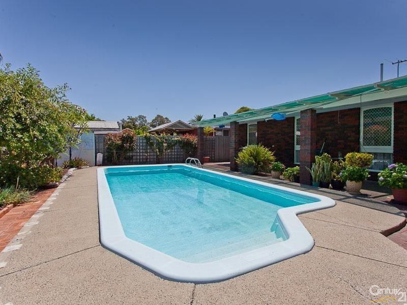 61 Glyndebourne Avenue, Thornlie WA 6108