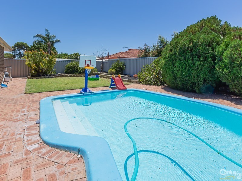 24 Murdoch Road, Thornlie WA 6108