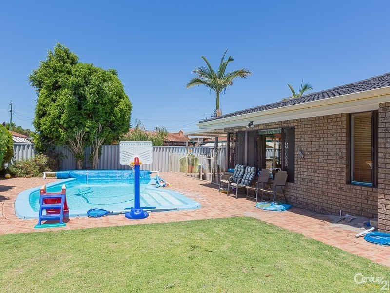 24 Murdoch Road, Thornlie WA 6108