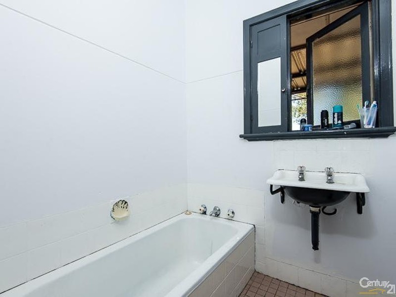 4 The Crescent, Maddington WA 6109