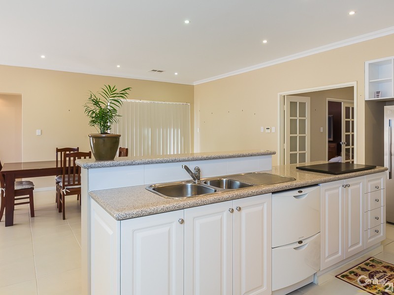 6 Vellender Road, Bedfordale WA 6112