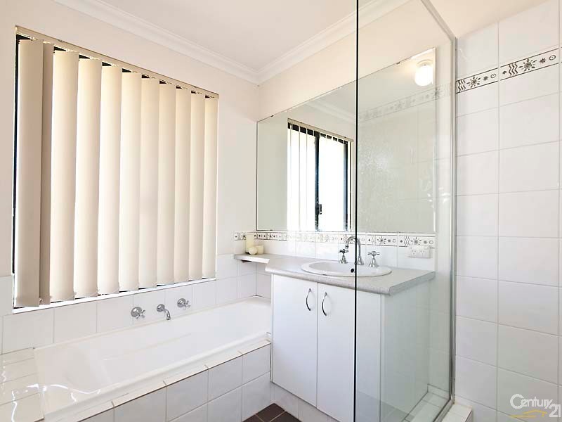 18 Lenihan Corner, Wattle Grove WA 6107