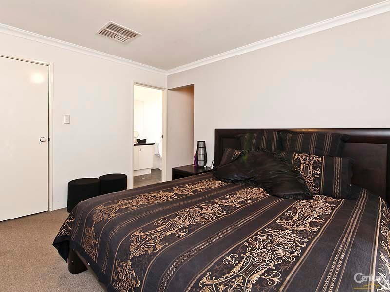 18 Lenihan Corner, Wattle Grove WA 6107