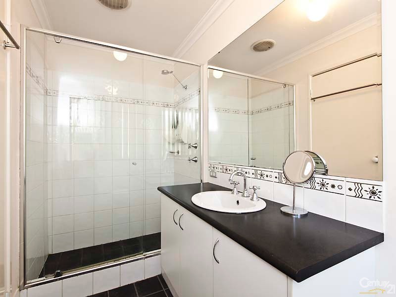 18 Lenihan Corner, Wattle Grove WA 6107