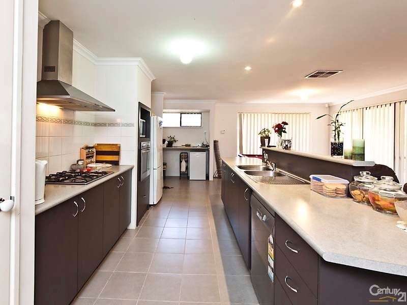 18 Lenihan Corner, Wattle Grove WA 6107