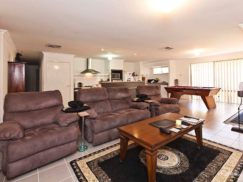 18 Lenihan Corner, Wattle Grove WA 6107