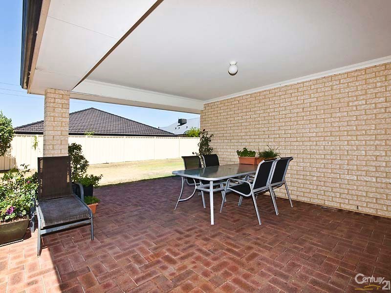 18 Lenihan Corner, Wattle Grove WA 6107