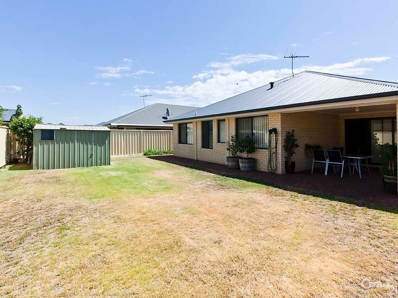 18 Lenihan Corner, Wattle Grove WA 6107