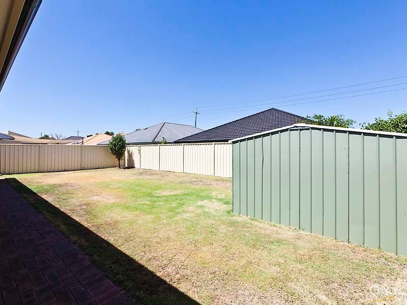 18 Lenihan Corner, Wattle Grove WA 6107