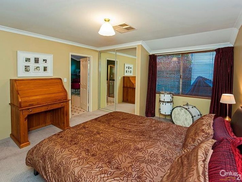 215 Treasure Road, Queens Park WA 6107