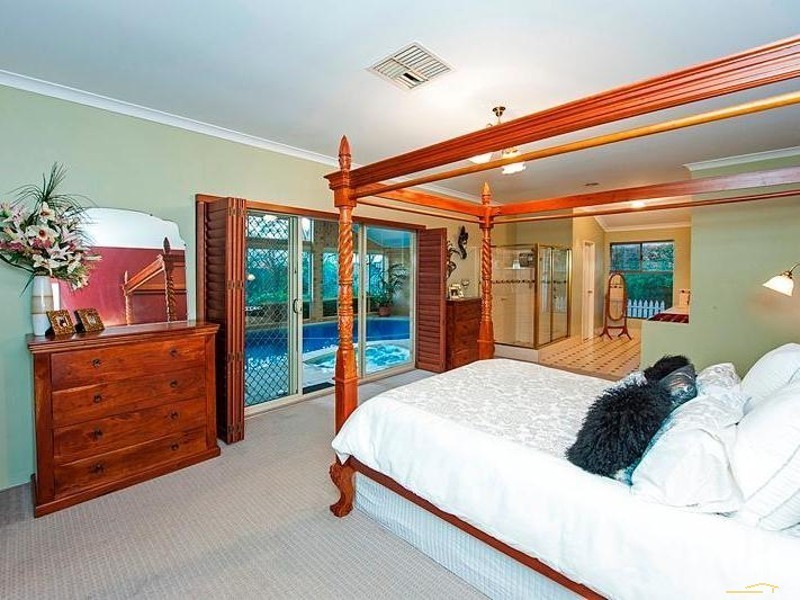 215 Treasure Road, Queens Park WA 6107