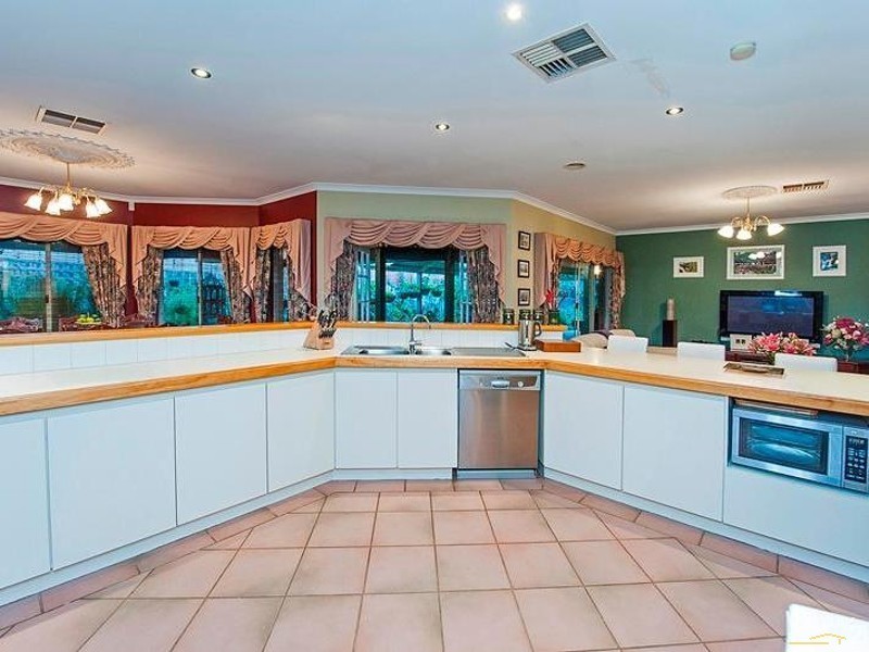 215 Treasure Road, Queens Park WA 6107