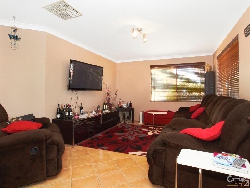 9 Hickory Drive, Thornlie WA 6108