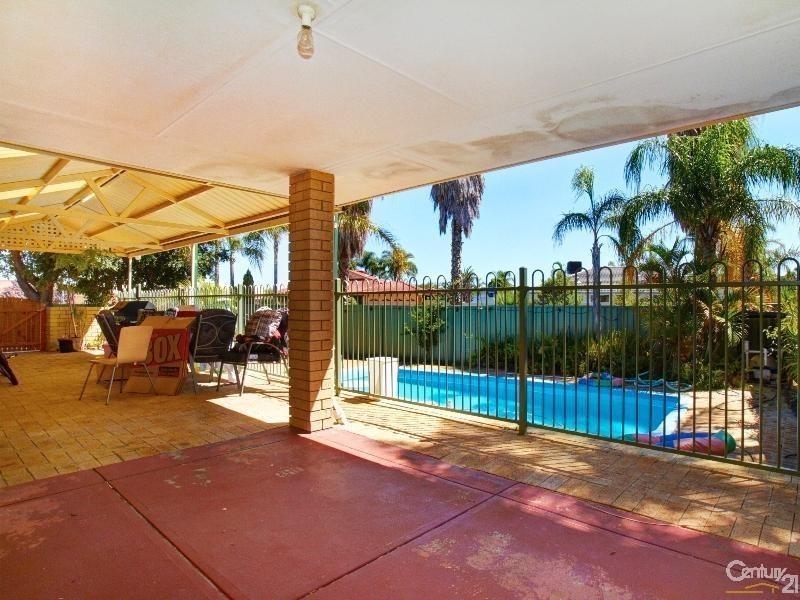 9 Hickory Drive, Thornlie WA 6108