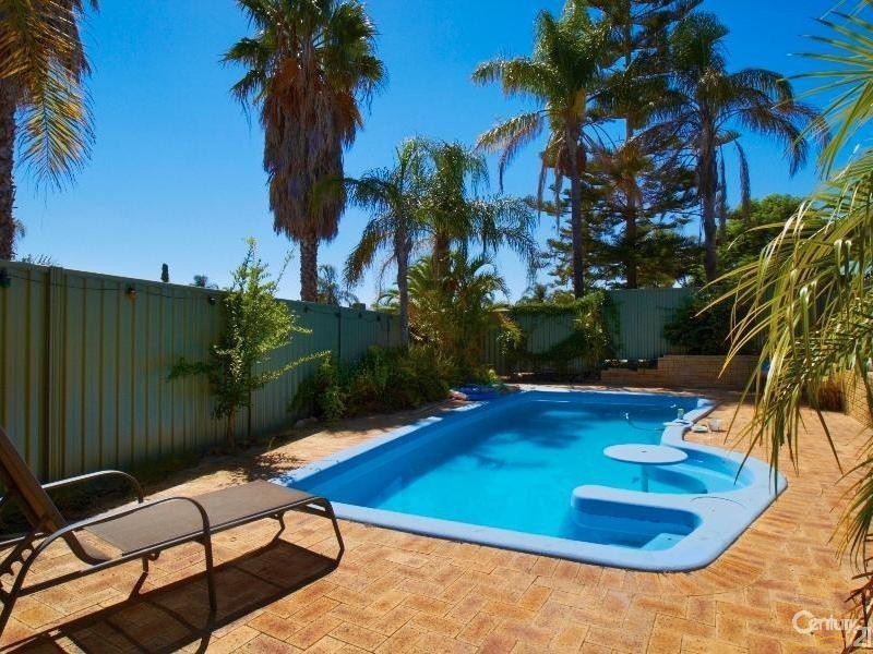 9 Hickory Drive, Thornlie WA 6108