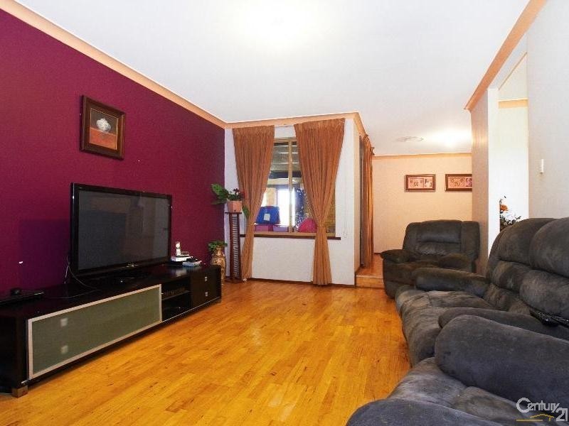 10 Seville Drive, Seville Grove WA 6112