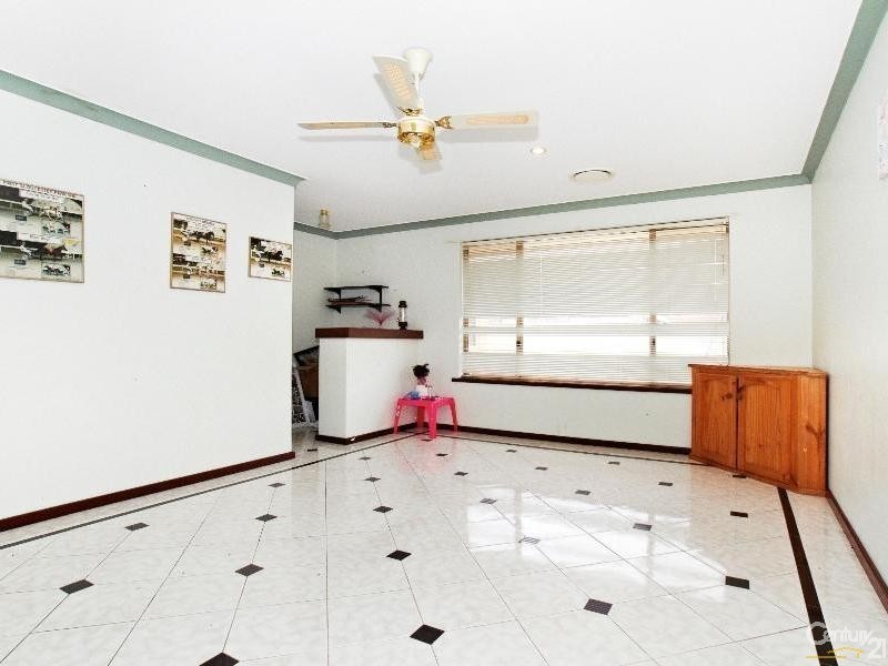 10 Seville Drive, Seville Grove WA 6112