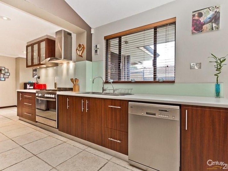 10 Fairset Street, Thornlie WA 6108