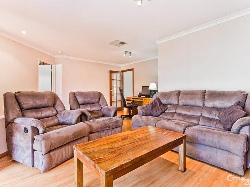 4 Cardiff Loop, Huntingdale WA 6110