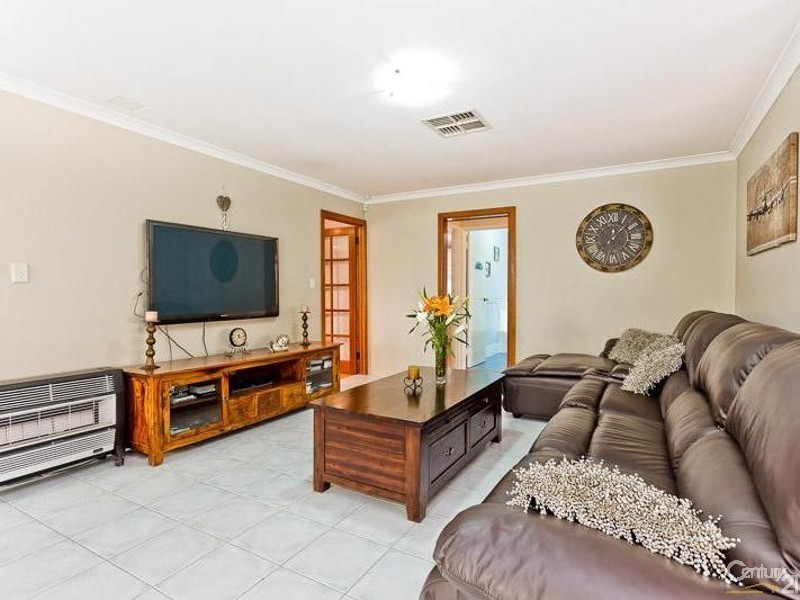 4 Cardiff Loop, Huntingdale WA 6110