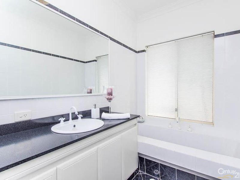 11 Chartwell Place, Leeming WA 6149