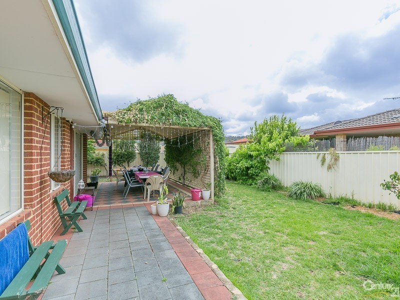 22 Batt Drive, Brookdale WA 6112