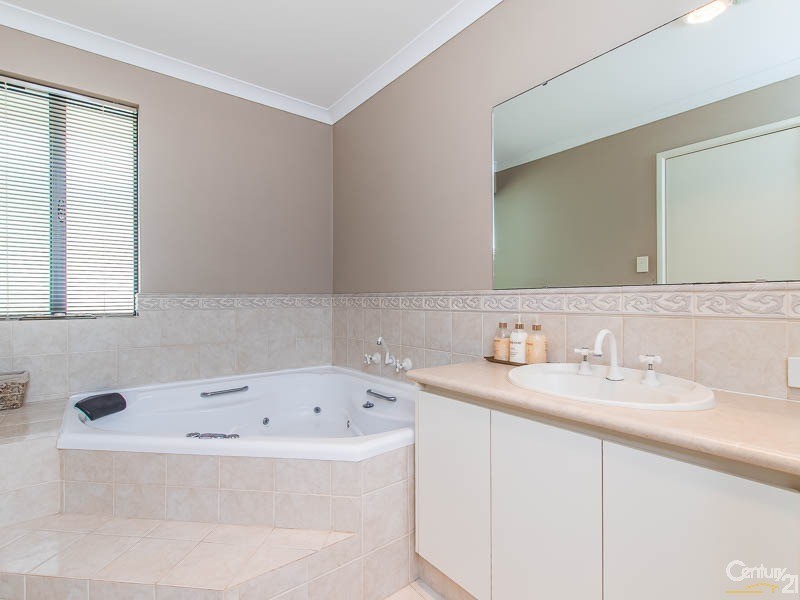 13 Longshaw Circuit, Canning Vale WA 6155