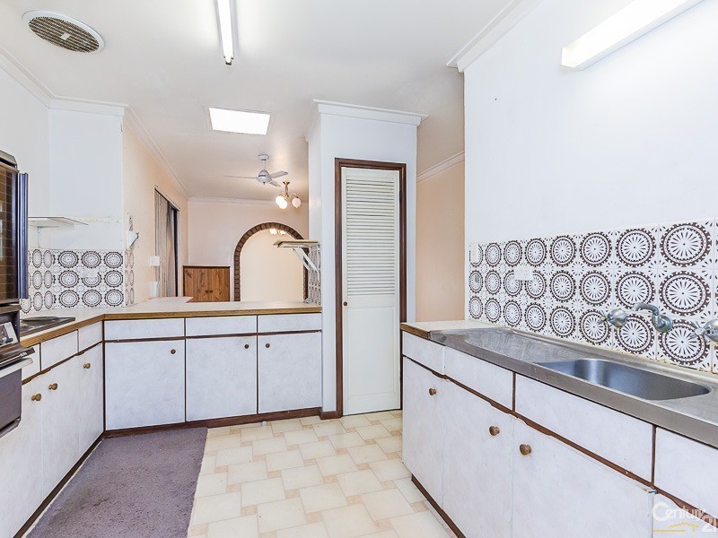 18 Lyrebird Way, Thornlie WA 6108