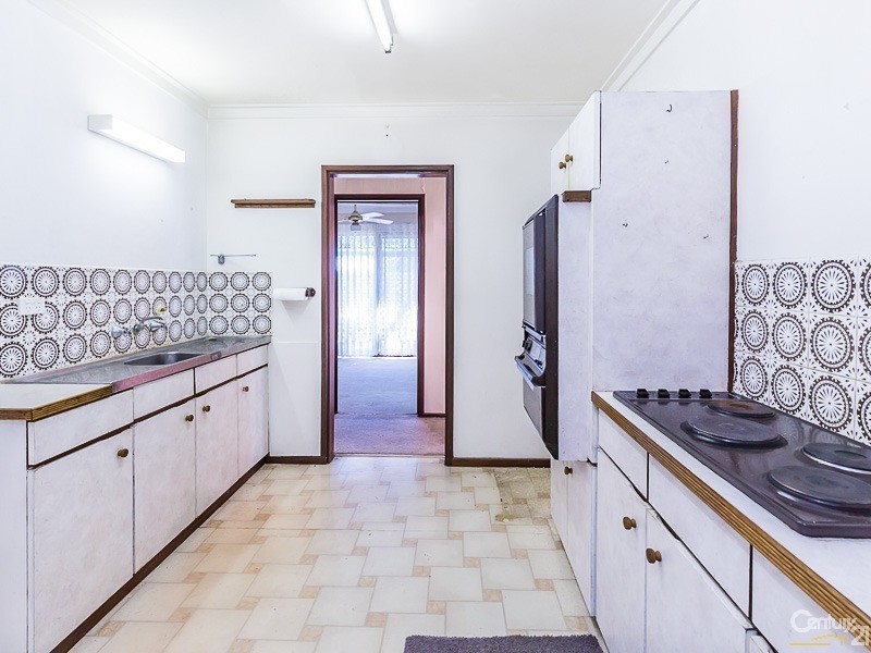 18 Lyrebird Way, Thornlie WA 6108