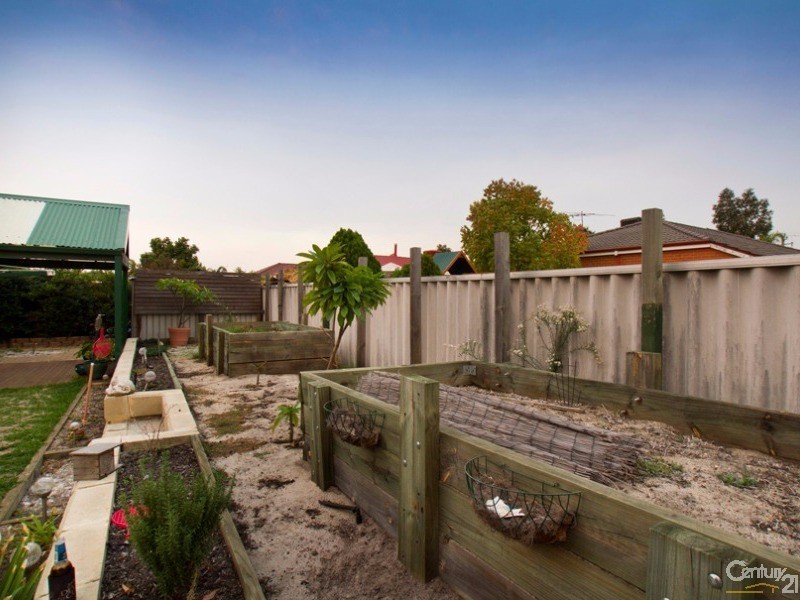 16 Autumn Crescent, Thornlie WA 6108