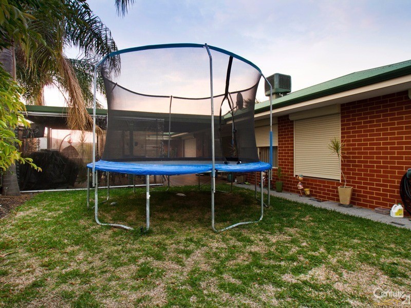 16 Autumn Crescent, Thornlie WA 6108