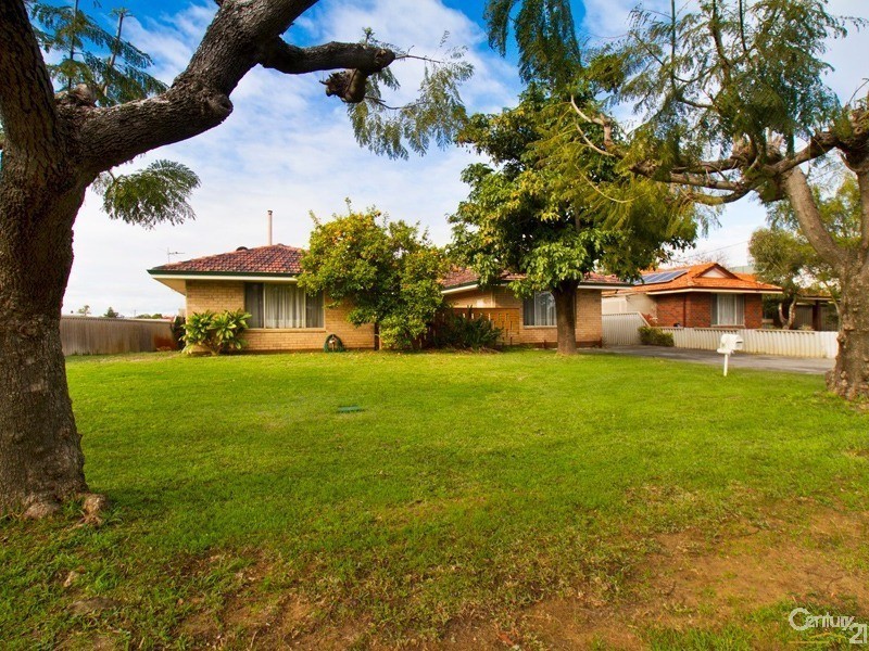 24 Pembury Road, Thornlie WA 6108