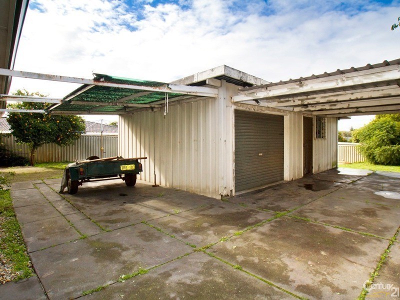 24 Pembury Road, Thornlie WA 6108